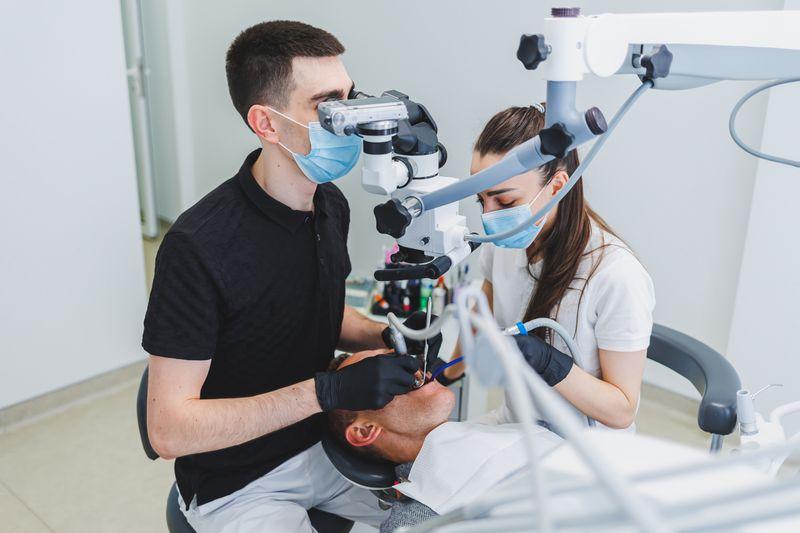 Clinică Deos Dental cu microscop pentru tratamente precise